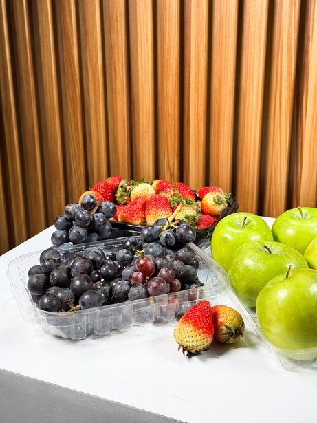 Uvas, fresas y manzanas empacadas en contenedores de PET